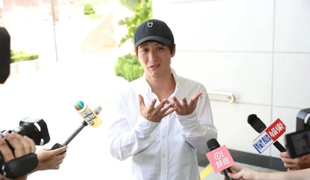 神反转！香港男星与圈内女友隔空互曝黑料，火速复合当街拥吻