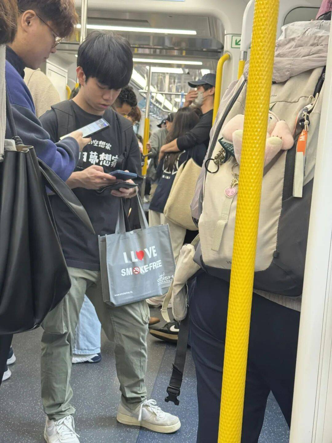 神反转！香港男星与圈内女友隔空互曝黑料，火速复合当街拥吻