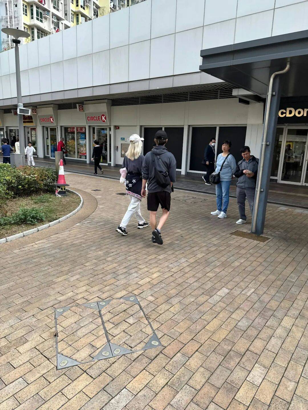 神反转！香港男星与圈内女友隔空互曝黑料，火速复合当街拥吻