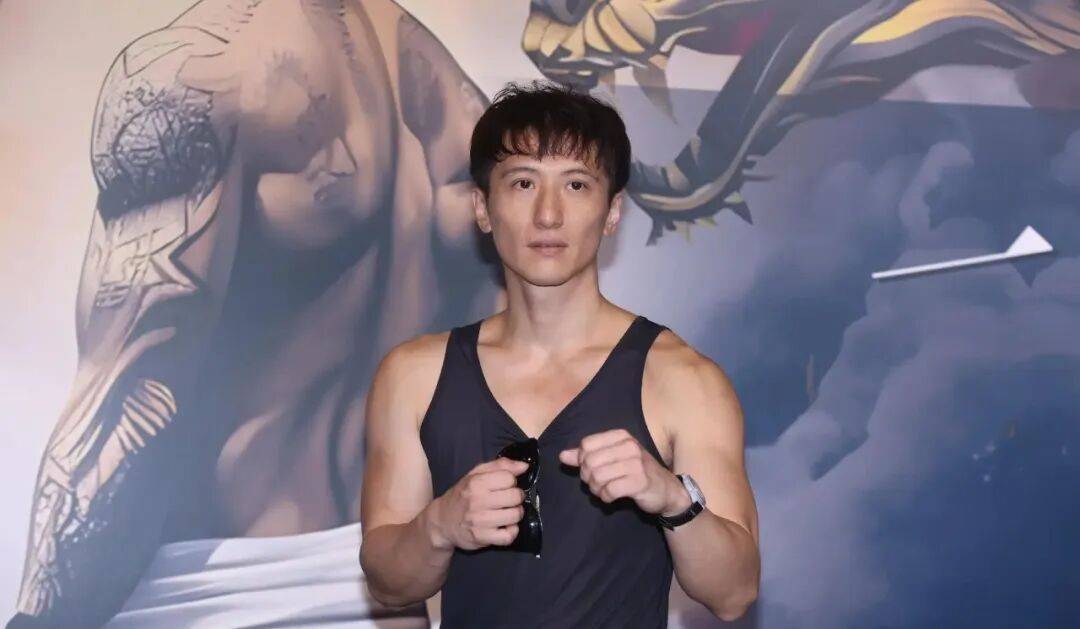 神反转！香港男星与圈内女友隔空互曝黑料，火速复合当街拥吻