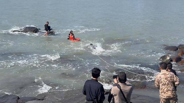 福建泉州洛伽寺“网红礁”又有游客因涨潮被困，去年至今至少30人曾遇险，救援队：每月都有一两起被困事件
