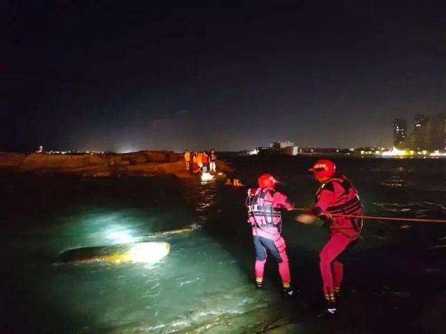 福建泉州洛伽寺“网红礁”又有游客因涨潮被困，去年至今至少30人曾遇险，救援队：每月都有一两起被困事件