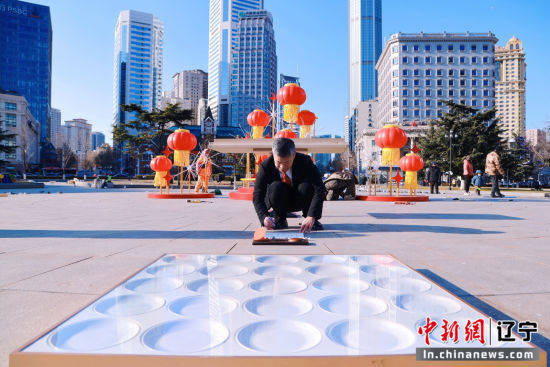 大连原创行为艺术《吃瓜》再出新篇 公益性拍卖《吃瓜》支持足球事业